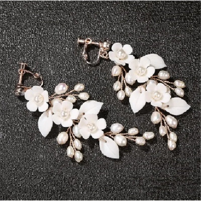 Boucles d'oreilles de mariage faites à la main avec strass Nigella Boucles d'oreilles de mariage faites à la main avec strass Nigella