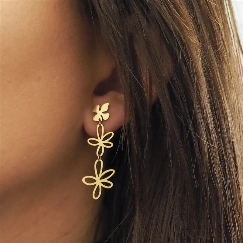 Ohrringe 'Triple Flowers' in Blumenform, Vergoldet mit Leichtem Gold Ohrringe 'Triple Flowers' in Blumenform, Vergoldet mit Leichtem Gold