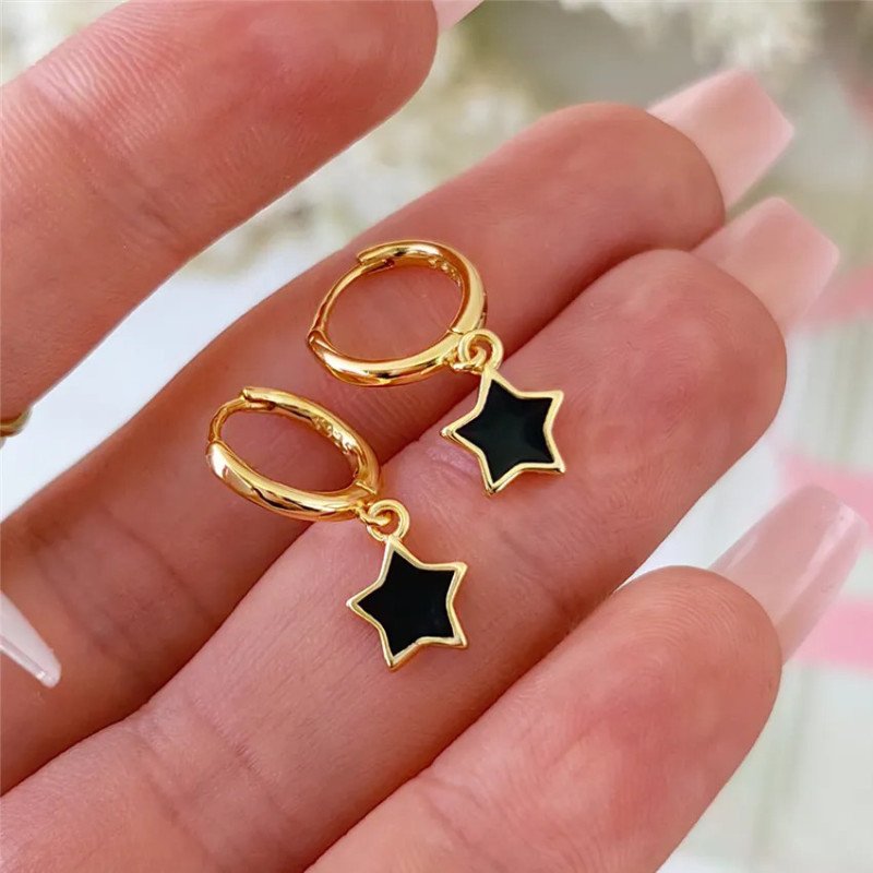 Ohrringe 'Black Stars on Hoop' mit Schwarzen Sternen, Vergoldet mit 14k Gold