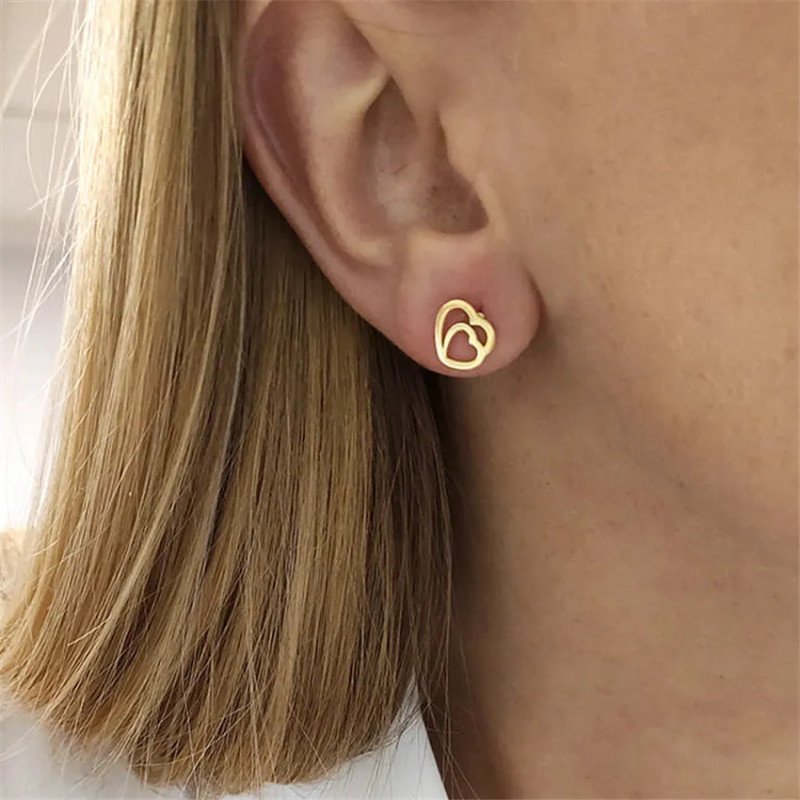 Boucles d'oreilles 'Ajour Double Hearts' en Forme de Cœurs Doubles Ajurés, Plaqué Or 14k Boucles d'oreilles 'Ajour Double Hearts' en Forme de Cœurs Doubles Ajurés, Plaqué Or 14k