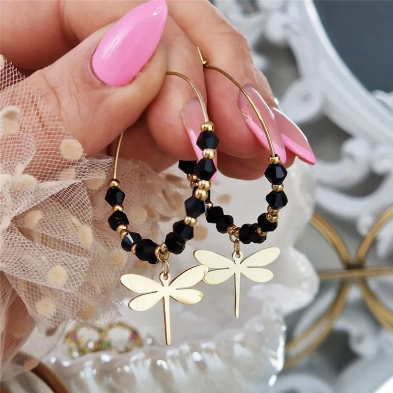Ohrringe 'Dragonfly Circles' mit Schwarzen Steinen und Goldenen Libellen, Vergoldet mit 14k Gold Ohrringe 'Dragonfly Circles' mit Schwarzen Steinen und Goldenen Libellen, Vergoldet mit 14k Gold